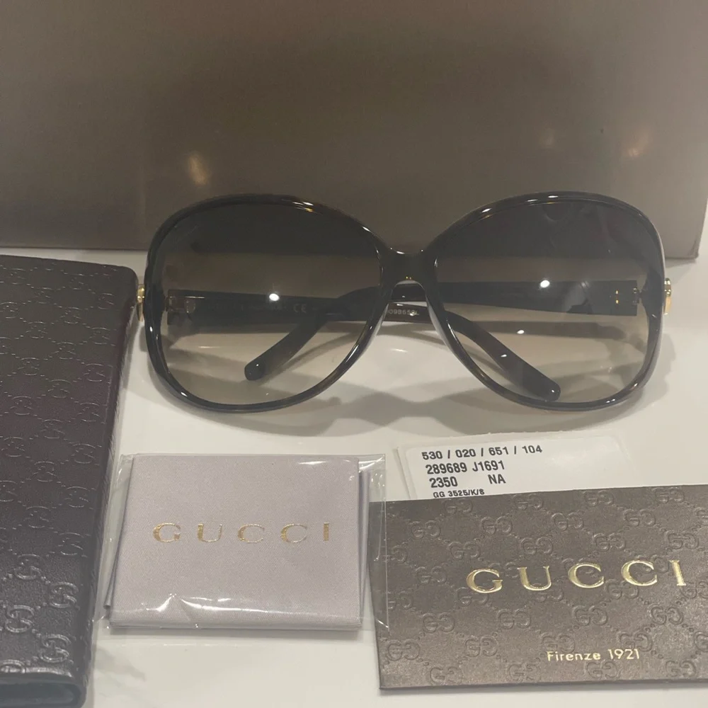 Gucci sunglass with case